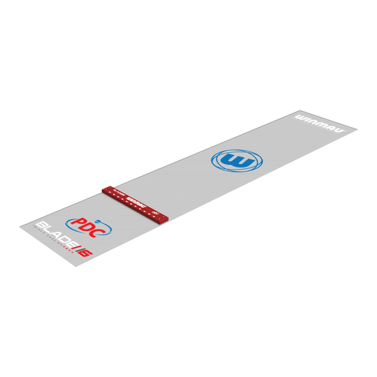 Winmau Clearzone PVC dartmat met oche Das Bild zeigt die Winmau Clearzone PVC Dartmatte mit Oche. Die Matte ist grau mit verschiedenen Logos und hat eine rote Abwurflinie (Oche).