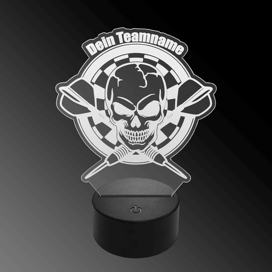 LED plexiglas dartlamp met aangepaste tekst Das Bild zeigt eine LED-Lampe mit einem Plexiglas-Aufsatz in Form eines Totenkopfs vor einer Dartscheibe mit zwei gekreuzten Dartpfeilen. Oben steht der Schriftzug "Dein Teamname".