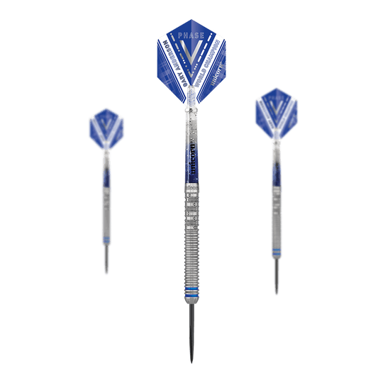 Unicorn WC Gary Anderson Fase 5 Steel Darts Das Bild zeigt drei Steeldarts des Modells "Unicorn W.C. Gary Anderson Phase 5". Die Darts haben blaue Flights und silberne Griffe mit eingraviertem Muster.