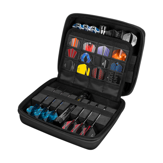 JD7023_Mission_Jack_Daniels_Luxor_Dartcase_4 Das Bild zeigt das Mission Jack Daniels Luxor Dartcase, das offen dargestellt ist. Im Inneren sind verschiedene Dartflights und Dartpfeile ordentlich sortiert und sicher verstaut.