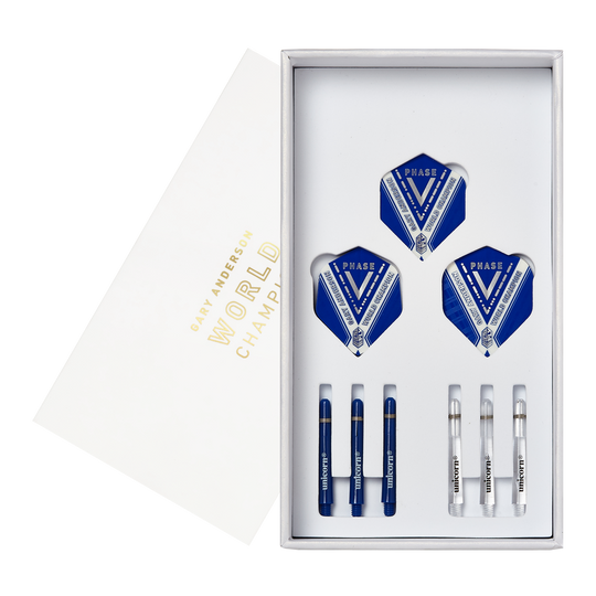 29020_Unicorn_World_Champion_Gary_Anderson_Phase_5_Steeldarts_4 Das Bild zeigt das Set "Unicorn W.C. Gary Anderson Phase 5 Steeldarts" in einer weißen Verpackung. Im Inneren sind drei Dart-Flights sowie sechs Schäfte ordentlich angeordnet.