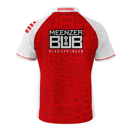 Bulls Niko Springer Meenzer Bub dartshirt Das Bild zeigt ein Dartshirt mit der Aufschrift "Meenzer Bub Nikospringer" auf dem Rücken. Das Shirt ist überwiegend rot mit weißen Ärmeln und auffälligen Mustern.