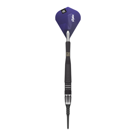 Target Phil Taylor Power 9Five GEN10 zachte darts Das Bild zeigt einen modernen Softdartpfeil mit einem schwarzen und silbernen Schaft. Die Dartflügel sind lila und tragen die Aufschrift "Power".