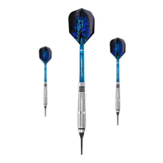 Harrows Blaze Style A Zachte darts - 18g Das Bild zeigt drei Softdarts des Produkts "Harrows Blaze Style A Softdarts - 18g". Die Darts haben blaue Schäfte, schwarze Flights mit blauen Flammen und silberne, gerillte Barrels.