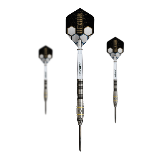 Unicorn Hexium Style 01 Zwart & Goud Steeldarts Das Bild präsentiert das Set der Unicorn Hexium Style 01 Black & Gold Steeldarts. Die Steeldarts sind in einer ansprechenden Schwarz-Gold-Optik dargestellt.