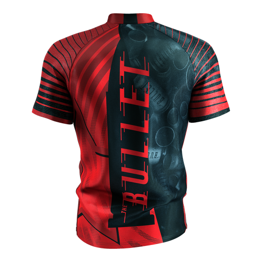 Target Coolplay Stephen Bunting 2025 dartshirt Das Bild zeigt das "Target Coolplay Stephen Bunting 2025 Dartshirt" von hinten. Das Shirt ist überwiegend rot und schwarz und trägt den Schriftzug "THE BULLET" auf dem Rücken.