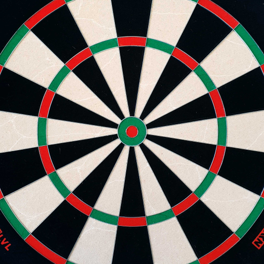 GOAT Everscore Steel Dartbord Das Bild zeigt ein GOAT Everscore Steeldartboard mit klaren Farben und deutlichen Markierungen. Die Segmente sind in Schwarz, Weiß, Rot und Grün gehalten.