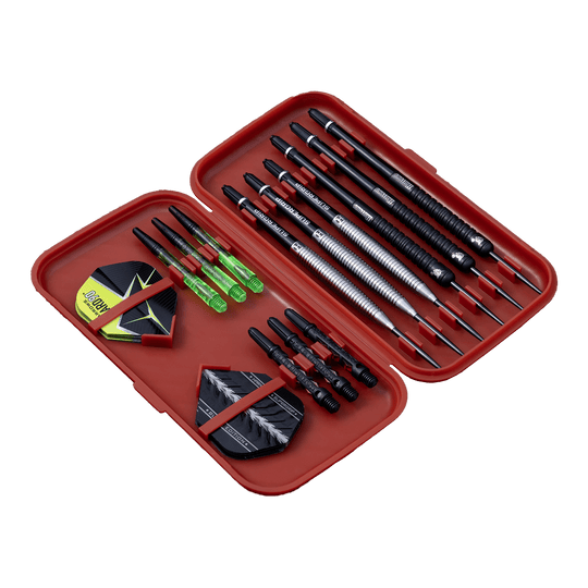 Harrows Slimcase Dart Case Das Bild zeigt ein rotes Dart-Etui, das verschiedene Darts und Zubehör enthält. Im Etui sind mehrere Dartpfeile, Flights und Ersatzteile ordentlich angeordnet.