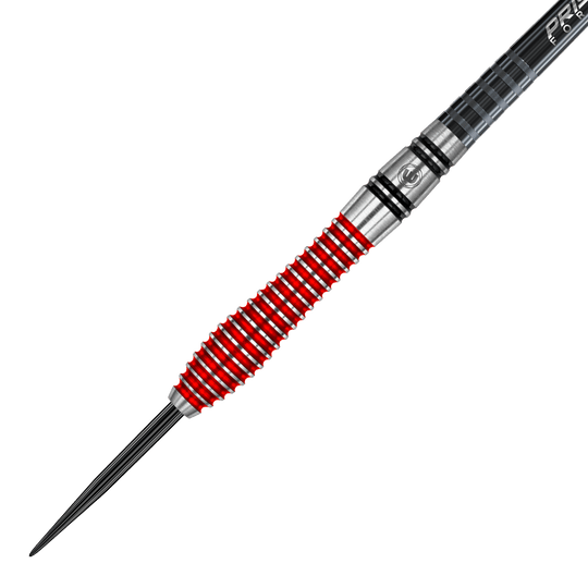 1436_Winmau_Dennis_Priestley_Special_Edition_2019_Steeldarts_2 Auf dem Bild ist ein Winmau Dennis Priestley Special Edition Steeldart zu sehen. Der Dart hat ein silbernes Barrel mit auffälligen roten Rillen.
