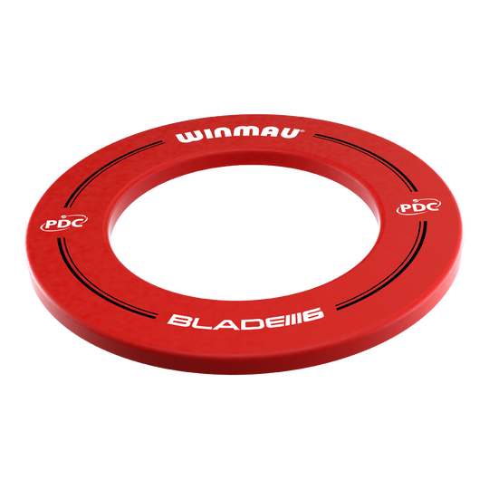 Winmau PDC Dartbord Surround - Rood Das Bild zeigt einen roten Dartboard-Surround der Marke Winmau. Auf dem Surround stehen die Aufschriften „WINMAU“, „PDC“ und „BLADE 6“.