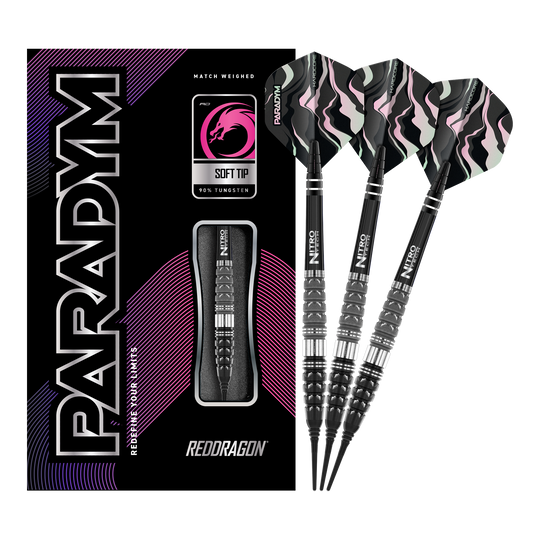 Red Dragon Paradym Torpedo Soft Darts - 20g Auf dem Bild sind die Red Dragon Paradym Torpedo Softdarts mit 20 Gramm Gewicht zu sehen. Die Verpackung und drei Darts mit schwarz-silbernen Spitzen und auffälligen Flights sind abgebildet.