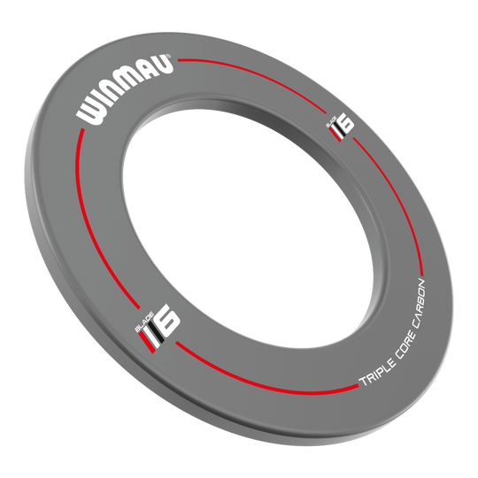 Das Bild zeigt das Winmau Blade 6 Design Dartboard Surround in Grau. Der graue Schutzring ist mit weißen und roten Akzenten sowie Schriftzügen versehen.