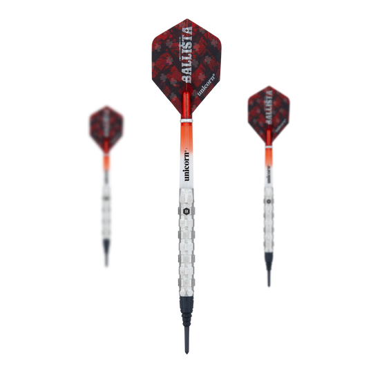 Unicorn Ballista Style 1 zachte darts Das Bild zeigt drei Softdarts des Modells "Unicorn Ballista Style 1". Die Darts haben rote Flights mit dem Aufdruck "BALLISTA" und silberne, strukturierte Schäfte.