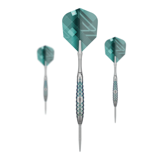 Target Rove 02 Swiss Point stalen dartpijlen Das Bild zeigt drei Steeldarts des Modells "Target Rove 02 Swiss Point". Die Darts haben silberne Barrels mit blauen Akzenten und grüne Flights mit geometrischem Muster.