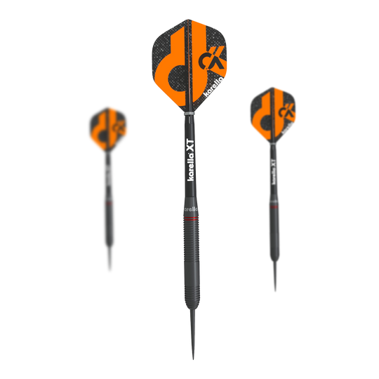 Karella Daniel Klose stalen dartpijlen Das Bild zeigt drei Steeldarts der Marke "Karella Daniel Klose". Die Flights sind schwarz und orange mit dem Kürzel "DK" und dem Karella-Logo bedruckt.