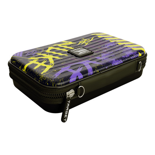 Target Takoma Luke Littler XL dartkoffer Das Bild zeigt das Target Takoma Luke Littler XL Dartcase. Es ist ein großes Dartcase für die sichere Aufbewahrung von Dartpfeilen.