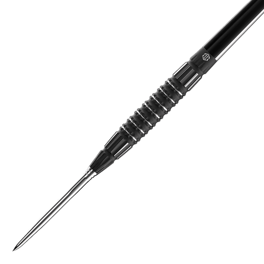 Caliburn Sword S3 stalen darts - 23g Das Bild zeigt einen Caliburn Sword S3 Steeldart mit einem Gewicht von 23 g. Der Dartpfeil hat ein schlankes, schwarzes Design mit einer geriffelten Griffzone.