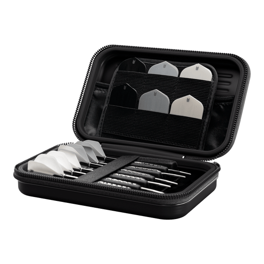 Takoma XL Ghost Series Nathan Aspinall darthoes Das Bild zeigt das Produkt "Target Takoma Bolide XL Dartcase". In dem geöffneten Etui sind mehrere Dartpfeile und Ersatzflights ordentlich verstaut.