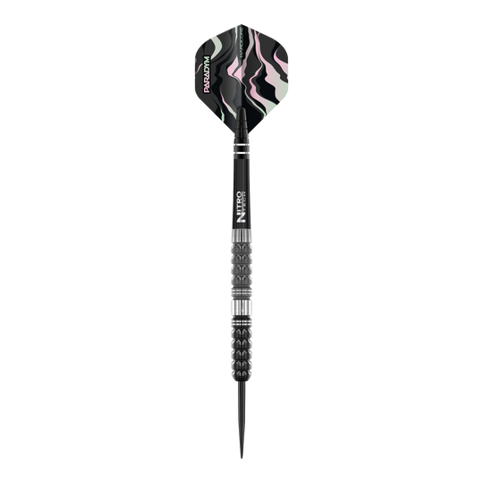 Red Dragon Paradym Tapered Steel Darts Das Bild zeigt einen Red Dragon Paradym Tapered Steeldart. Der Dart hat ein modernes, schwarzes Design mit markant gemusterter Flugfeder.