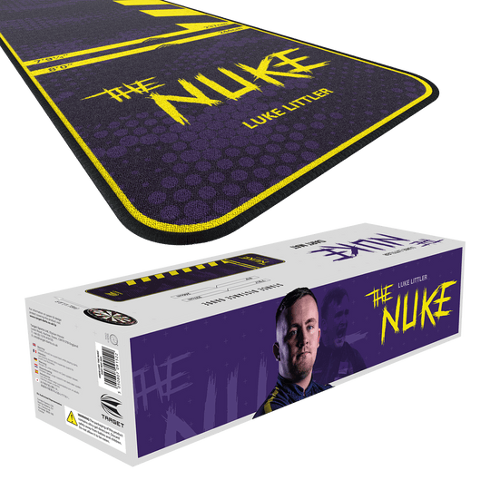 Target Luke Littler De Nuke dartmat Das Bild zeigt den "Target Luke Littler The Nuke Dartteppich" in lila Farbe mit gelben Akzenten. Auf der Verpackung ist ein Bild von Luke Littler sowie der Produktname zu sehen.
