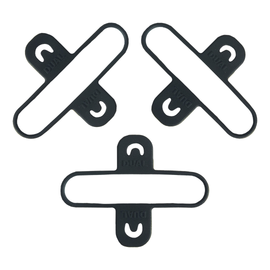 Das Bild zeigt das Produkt "Condor Dual Dartcase Belt 3-er Set - Schwarz". Es handelt sich um drei schwarze Halterungen zur Befestigung von Dartcases am Gürtel.