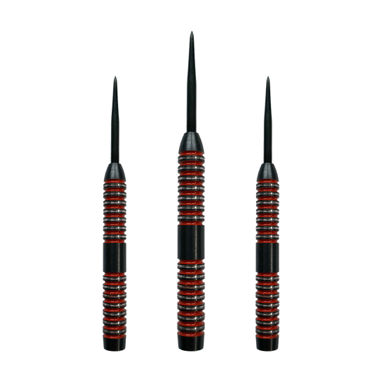 McDart Crimson Steeldart-vaten Das Bild zeigt drei McDart Crimson Steeldart Barrels mit schwarzen und roten Rillen. Sie stehen nebeneinander aufrecht mit den Spitzen nach oben.