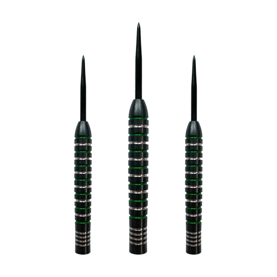 McDart Silver Green Steeldart-vaten Das Bild zeigt drei McDart Silver Green Steeldart Barrels. Die Barrels sind schwarz mit silbernen und grünen Ringen.