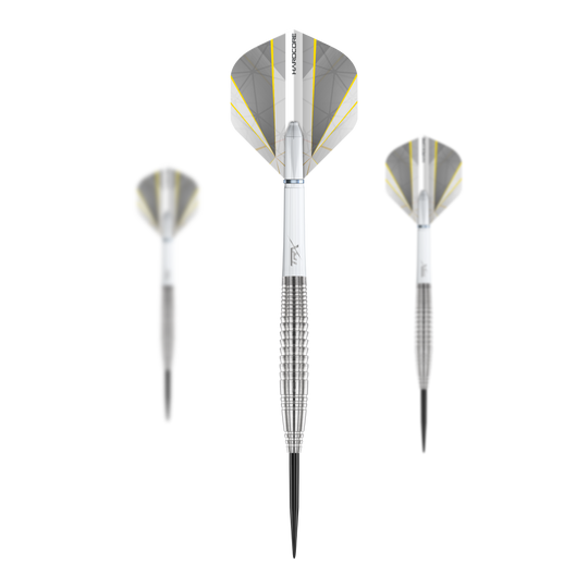 Red Dragon Seren 4 Pure Steeldarts Das Bild zeigt drei Steeldarts des Produkts "Red Dragon Seren 4 Pure Steeldarts". Die Darts sind silberfarben mit weißen und gelben Flights.