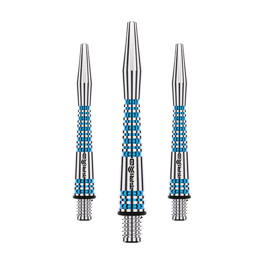 Winmau Triad RX Aluminium Shafts - Blau Das Bild zeigt drei silberne Aluminium Dartschäfte mit blauen Akzenten. Sie haben ein geriffeltes Muster und das Wort "TRIAD" ist darauf zu sehen.