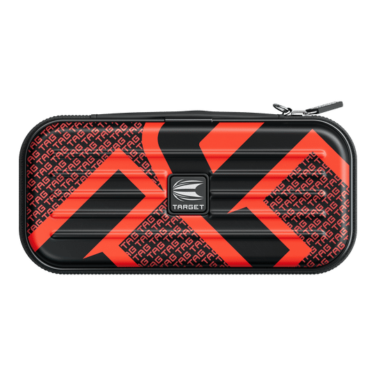 Das Bild zeigt ein schwarzes Etui mit auffälligen roten Mustern und dem Schriftzug "TARGET" in der Mitte. Auf dem Etui sind außerdem kleine, sich wiederholende "TAG"-Schriftzüge zu sehen.