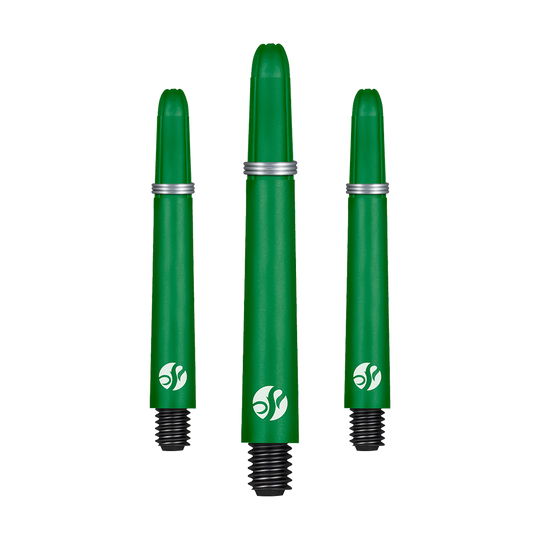 Shot Koi Carbon Shafts - Groen Auf dem Bild sind drei grüne Dartschäfte mit schwarzen Gewinden zu sehen. Sie haben silberne Ringe und ein weißes Logo am unteren Ende.