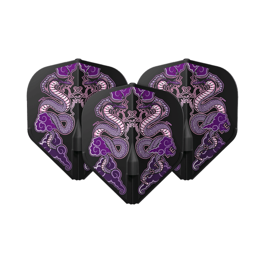 Das Bild zeigt drei schwarze Dart-Flights mit einem auffälligen lila Drachen-Design. Es handelt sich um die L-Style Jelle Klaasen V7 Black L1EZ Flights.