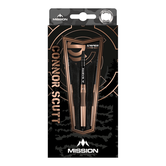Auf dem Bild ist die Verpackung der "Mission Connor Scutt Sniper Softdarts - 18g" zu sehen. Die Darts sind in einer schwarz-goldenen Box mit auffälligem Design und Markenlogo präsentiert.