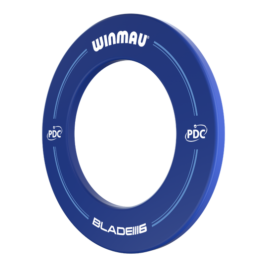 Das Bild zeigt einen blauen Dartboard-Surround der Marke Winmau mit der Aufschrift "PDC" und "Blade 6". Er schützt die Wand rund um die Dartscheibe vor Treffern.