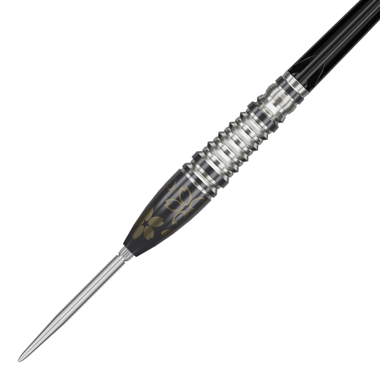 Dies ist ein Target Japan Junya Koikawa Charm Smash GEN3 Swiss Point Steeldart mit einem Gewicht von 23g. Der Dart hat ein elegantes Design mit silbernen Rillen und schwarzen sowie goldenen Verzierungen.