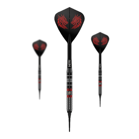 Red Dragon Jonny Clayton RD-ULTRA softdarts - 18 g Zu sehen ist ein Set der Red Dragon Jonny Clayton RD-ULTRA Softdarts mit 18g Gewicht. Die drei Darts haben schwarze, silberne und rote Details und sind nebeneinander platziert.