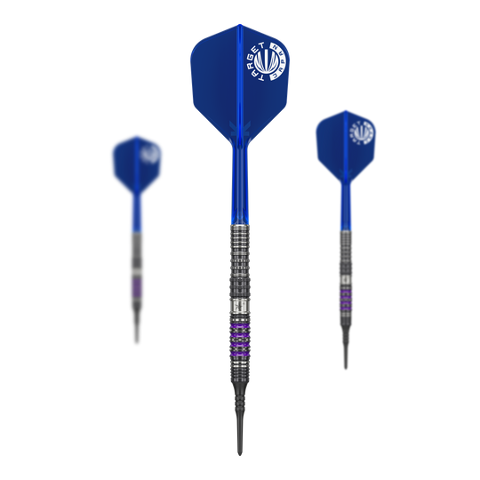 Target Japan Prime Series Sirius GEN4 Soft Darts - 21,5 g Das Bild zeigt drei Softdarts der Serie "Target Japan Prime Series Sirius GEN4" mit einem Gewicht von 21,5g. Die Darts haben blaue Flights und silber-schwarze Barrels mit lila Akzenten.