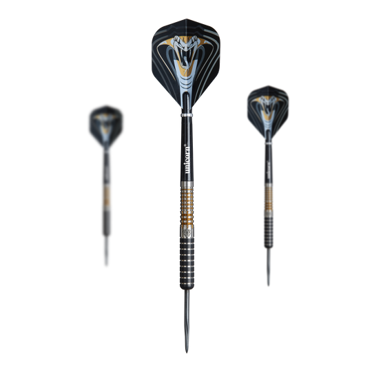 Unicorn Maestro Jeffrey De Zwaan Phase 3 stalen dartpijlen Auf dem Bild sind drei Steeldarts des Modells "Unicorn Maestro Jeffrey De Zwaan Phase 3" zu sehen. Die Darts haben schwarze Flights mit einem auffälligen, weißen Kobramotiv.