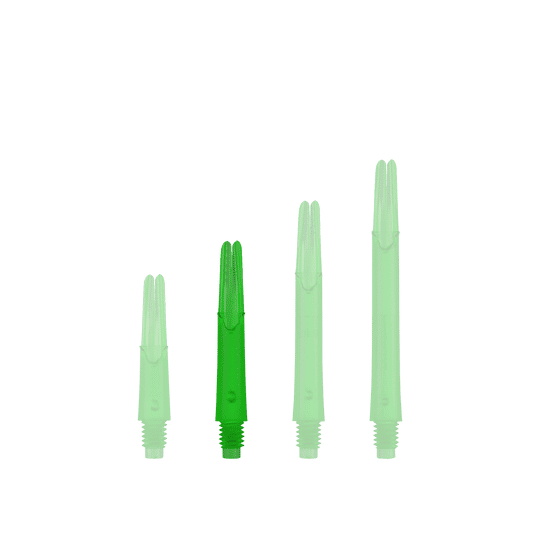 Auf dem Bild sind vier grüne, durchsichtige Kunststoff-Dartschäfte in unterschiedlicher Länge zu sehen. Sie stehen nebeneinander aufrecht auf einem grünen Hintergrund.
