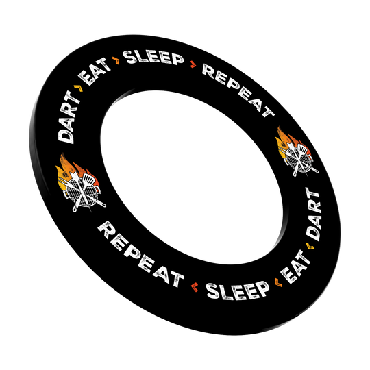 Auf dem Bild ist ein schwarzer Dartboard-Surround mit der Aufschrift "DART EAT SLEEP REPEAT" zu sehen. Es sind außerdem zwei kleine Grafiken mit brennenden Dartpfeilen vorhanden.