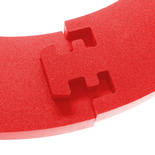 DBSrot2020_McDart_Catchring_Premium_Made_in_Germany_Edition_2020_Rot_4 Das Bild zeigt einen roten Catchring aus Schaumstoff mit einer Steckverbindung. Es handelt sich um das Produkt „McDart Catchring Premium Rot - Made in Germany Edition“.
