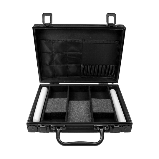 8025-01_Karella_Alukoffer_Schwarz_3 Der Koffer ist schwarz und im Inneren in mehrere Fächer unterteilt. Er hat aufklappbare Deckel mit zusätzlichen kleinen Taschen zur Aufbewahrung.