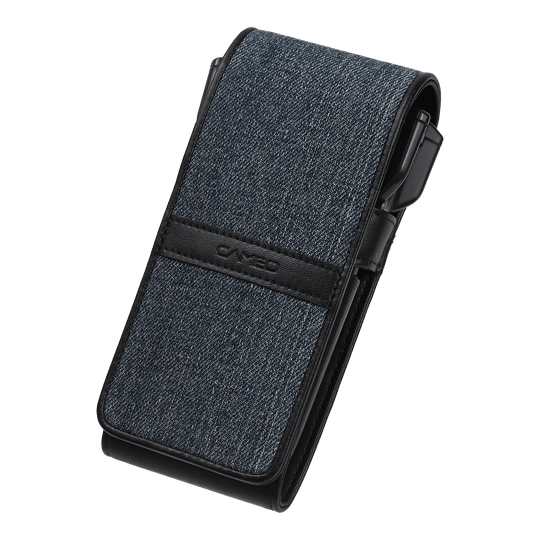 Das Bild zeigt ein Etui mit einem Bezug aus blauem Jeansstoff und schwarzen Lederakzenten. Es ist rechteckig und hat die Aufschrift "Cameo" auf dem schwarzen Lederstreifen.