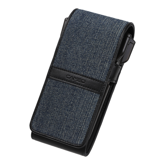 Cameo Thread Dart-hoesje Das Bild zeigt ein Etui mit einem Bezug aus blauem Jeansstoff und schwarzen Lederakzenten. Es ist rechteckig und hat die Aufschrift "Cameo" auf dem schwarzen Lederstreifen.