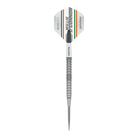 Winmau Willie O'Connor Steel Darts - 23g Das Bild zeigt einen Winmau Willie O'Connor Steeldart mit 23g Gewicht. Der Dart hat ein silbernes, geriffeltes Barrel und ein Flight mit orangenen, grünen und schwarzen Streifen.