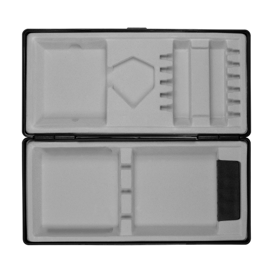 ABS-doos met eigen bedrukking Das Bild zeigt eine geöffnete schwarze Box mit mehreren Fächern und Einteilungen. Die Innenausstattung besteht aus hellem Schaumstoff, der zur sicheren Aufbewahrung verschiedener Gegenstände dient.