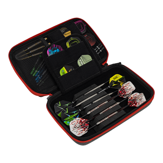 Harrows Smart Case XL dart portemonnee In diesem Bild ist ein offenes Dart-Etui zu sehen, das mehrere Darts und Zubehörteile enthält. Das Etui ist schwarz mit rotem Rand und bietet verschiedene Fächer für Flights und Ersatzteile.