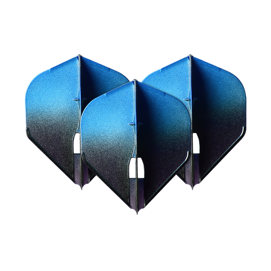 Auf dem Bild sind drei blaue Dartflights zu sehen, die nebeneinander angeordnet sind. Sie haben ein zweifarbiges Design mit einem Farbverlauf von Blau zu Schwarz.