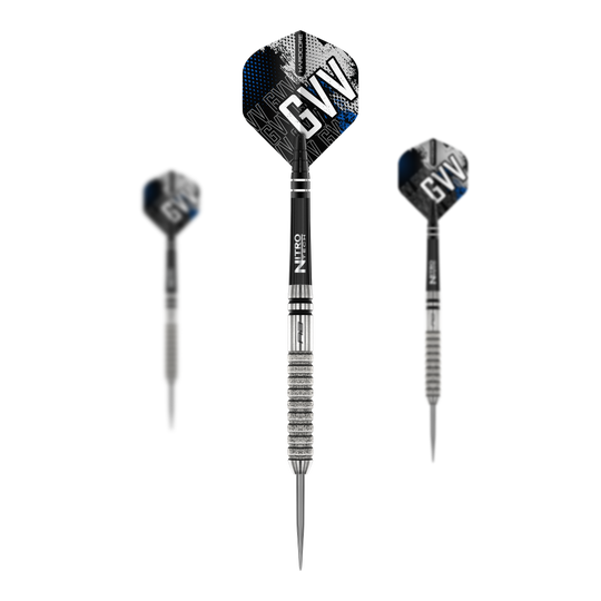Red Dragon Gian Van Veen Tour Editie Steeldarts - 22g Das Bild zeigt drei Steeldarts des Modells "Red Dragon Gian Van Veen Tour Edition - 22g". Die Darts haben silberne Spitzen und Griffe mit schwarz-blauen Flights, auf denen "GVV" steht.