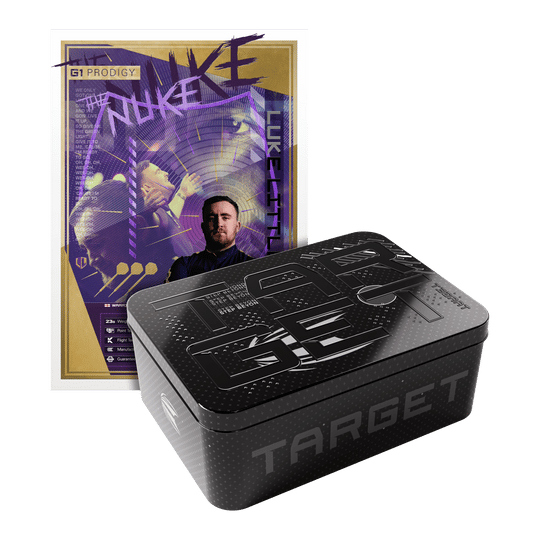 Das Bild zeigt eine Verpackung der "Target Luke Littler GEN1 Prodigy Swiss Point Steeldarts". Im Hintergrund ist ein farbenfrohes Poster mit dem Bild eines Dartspielers zu sehen.